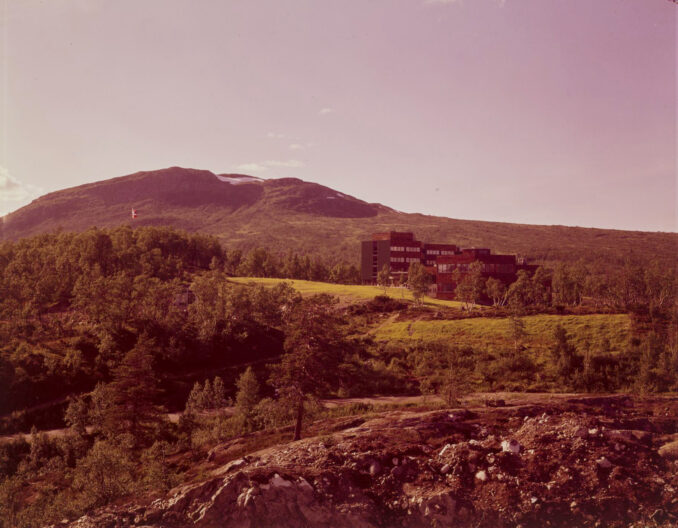 Hovden Høyfjellshotell mens det ennå tronet alene på haugen.