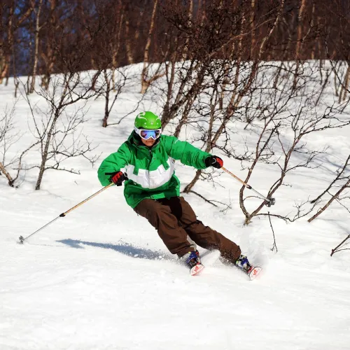 Alpin skikjører på vei ned bakkene på Hovden Alpinsenter.