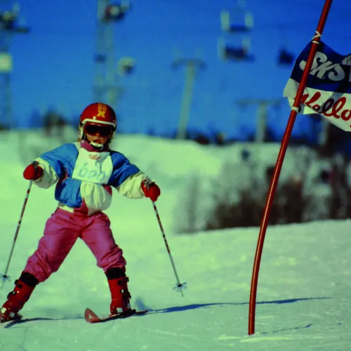 Lita jenta med startnummer på brystet deltar i slalom-renn på Hovden Skisenter