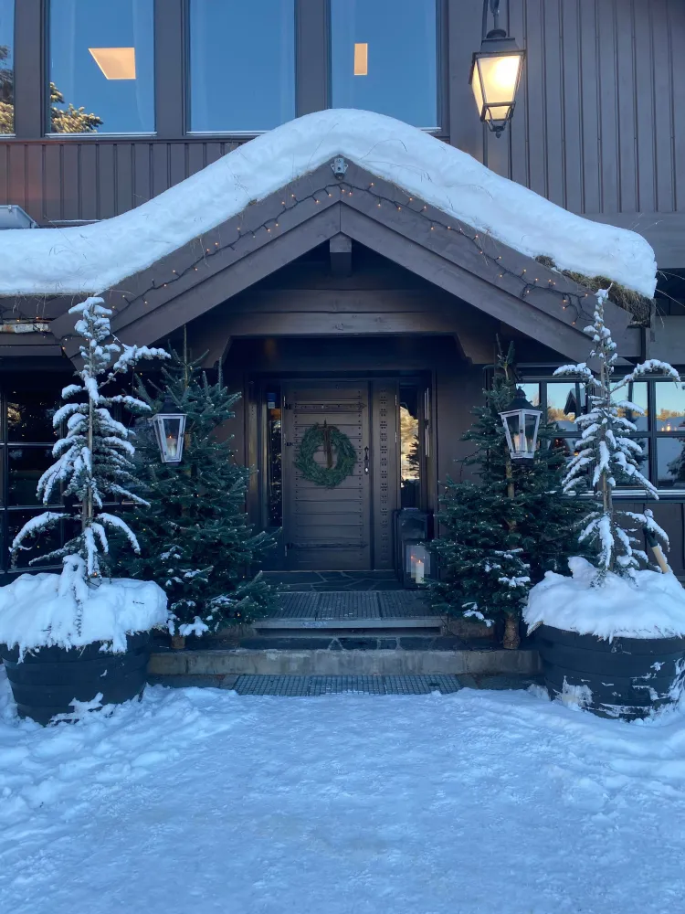 Hovdestøylen inngang med julepynt