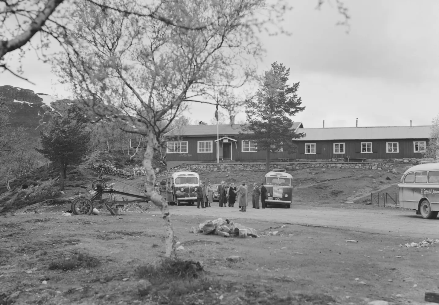 Gammelt bilde av Hovdehytta anno 1953. Busser og biler fra den tiden og folk i tidsriktige klær.