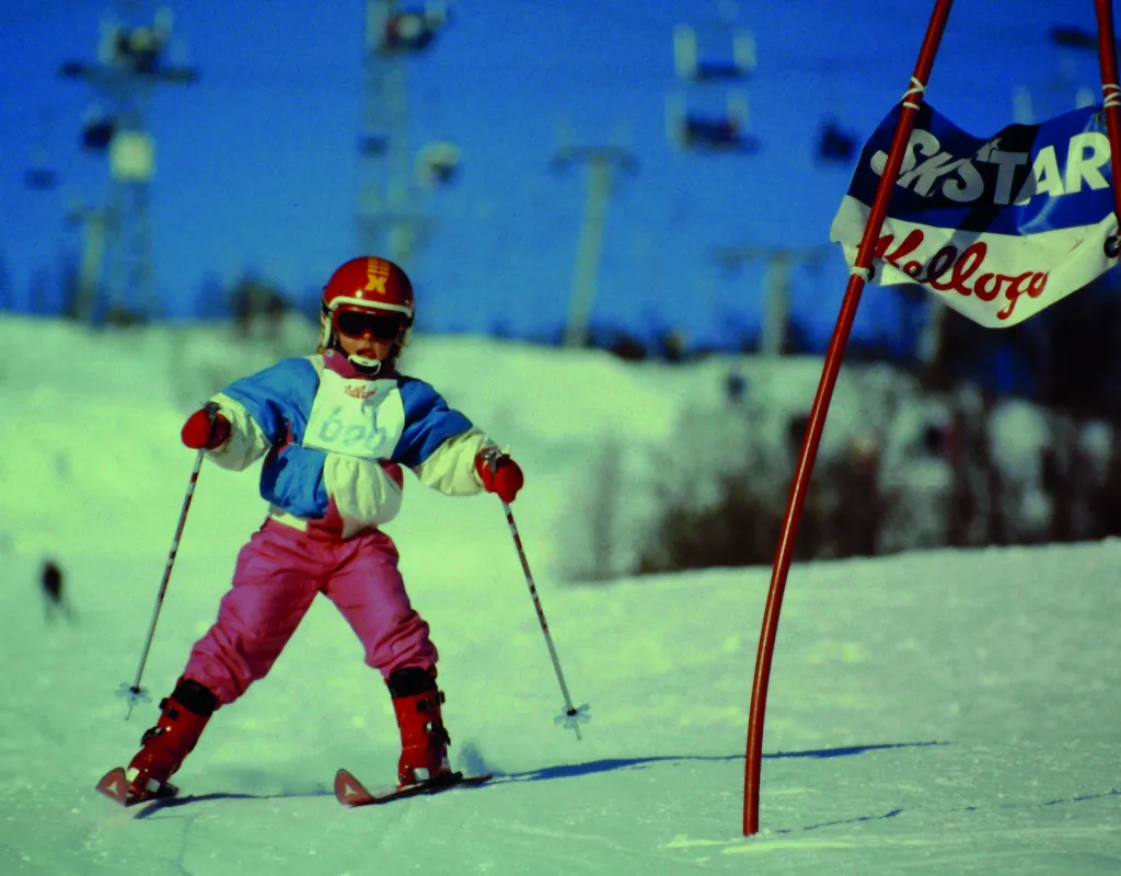 Lita jenta med startnummer på brystet deltar i slalom-renn på Hovden Skisenter