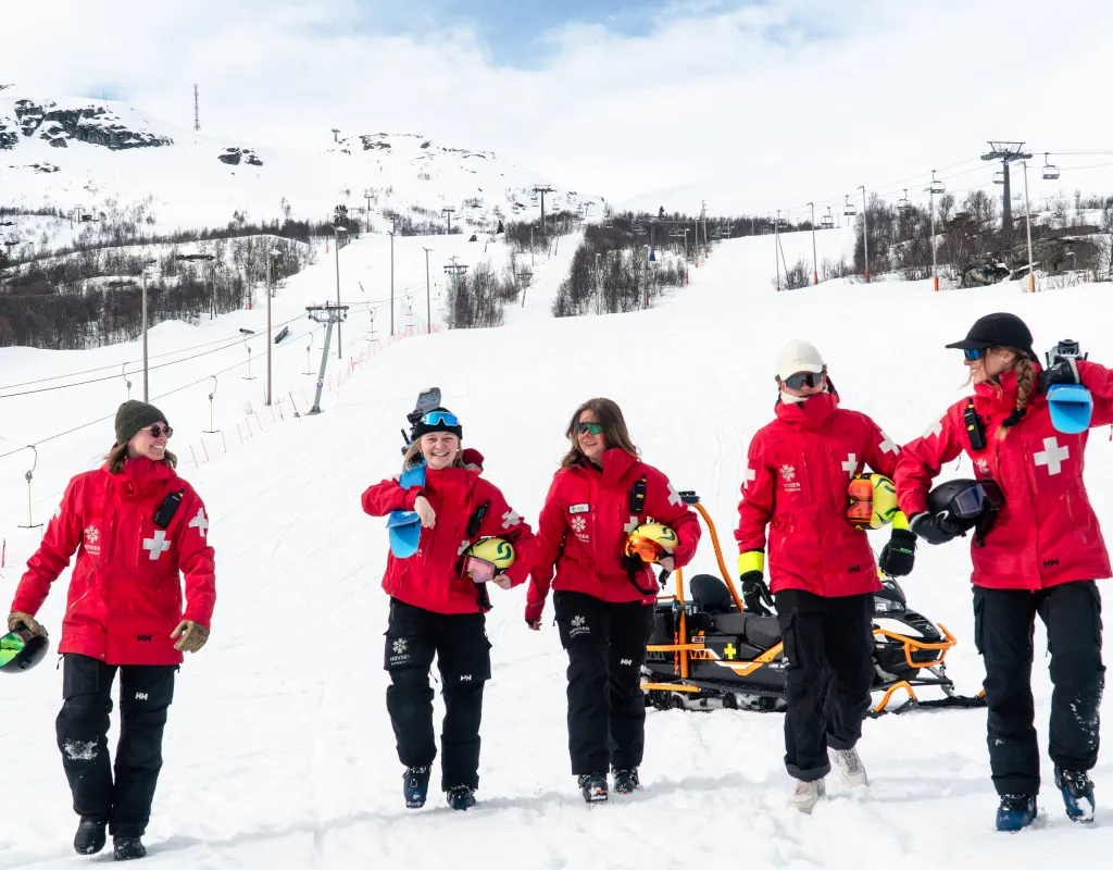 Skipatrulje ivaretar sikkerheten i alpinbakken